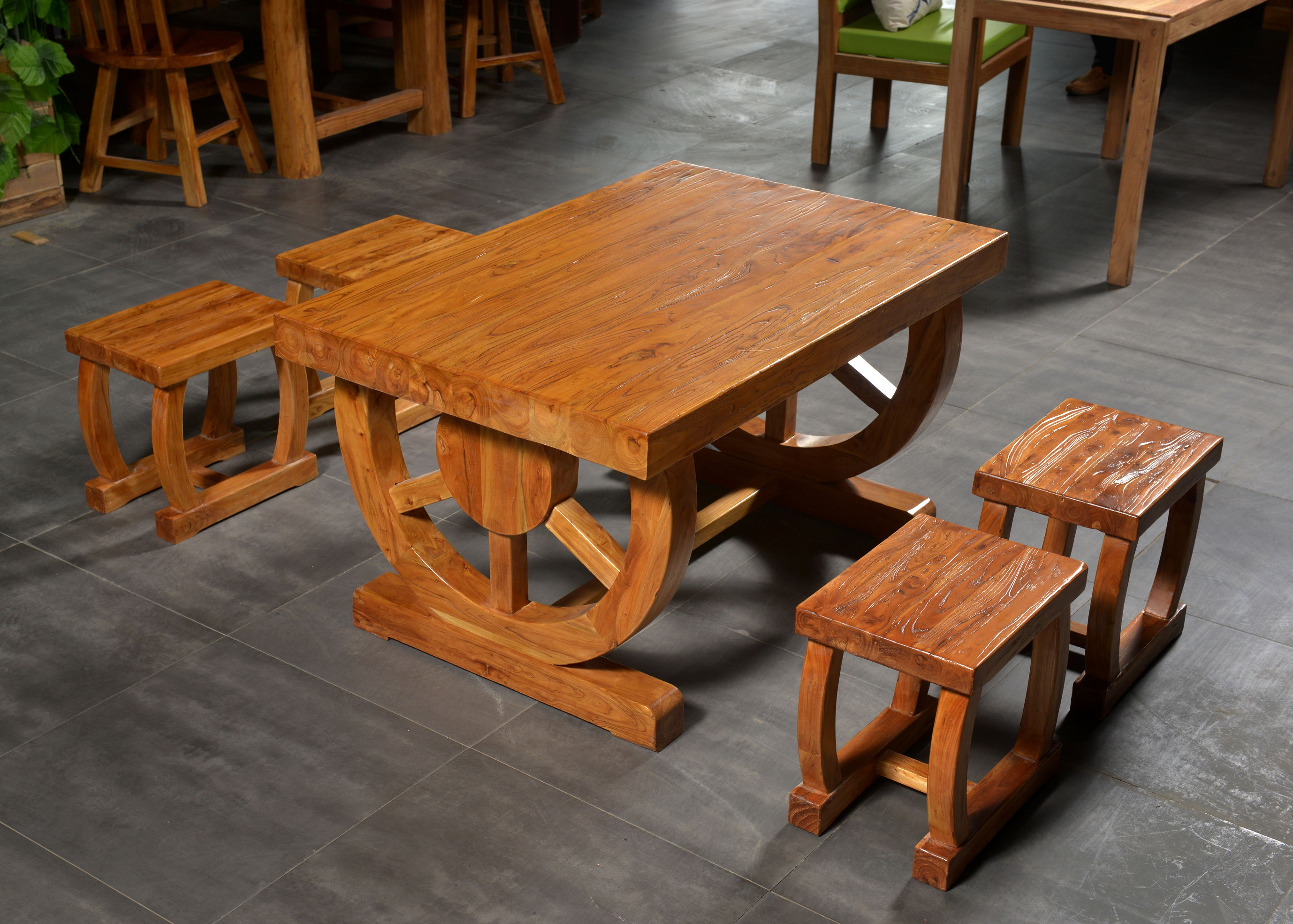 注重質(zhì)量和信譽(yù)的老榆木家具市場(chǎng)