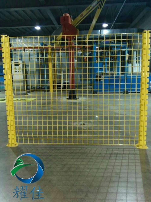 桃型立柱三道彎護欄網(wǎng)-耀佳絲網(wǎng)