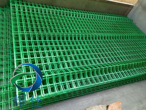 桃型立柱三道彎護(hù)欄網(wǎng)-耀佳絲網(wǎng)