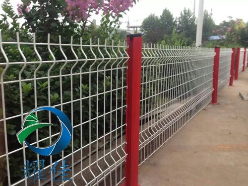 桃型柱護(hù)欄網(wǎng)生產(chǎn)廠家-耀佳絲網(wǎng)