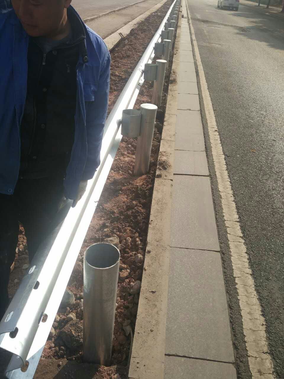 波形護(hù)欄價(jià)格 供應(yīng)長(zhǎng)沙高速公路波形護(hù)欄