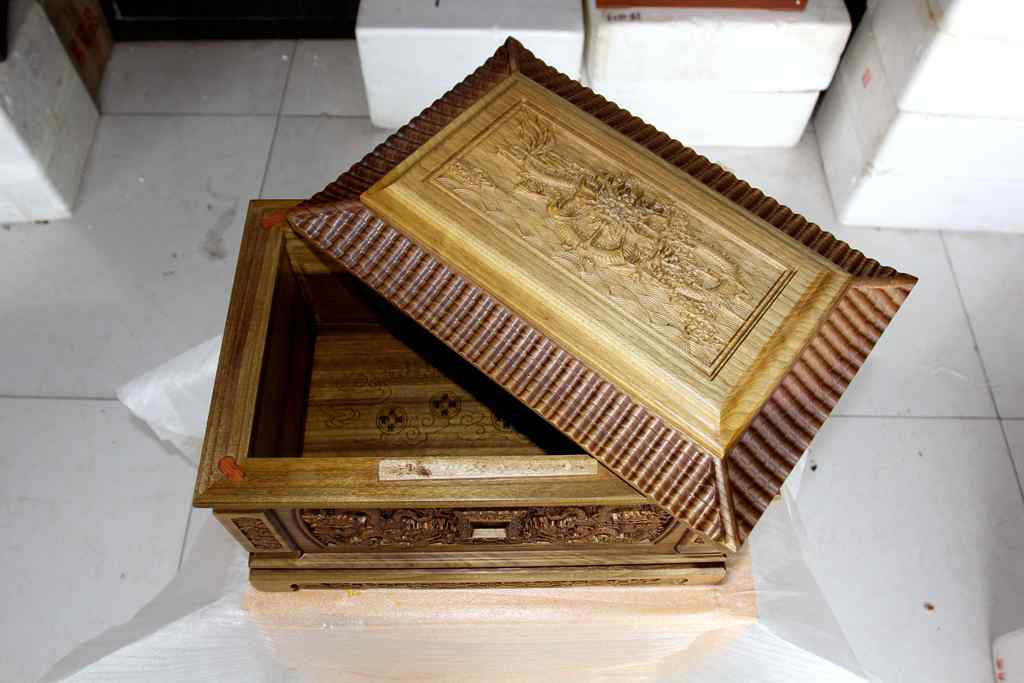 河北內(nèi)雕骨灰盒批發(fā) 鳳御閣骨灰盒棺材 *金絲楠木實(shí)木喪葬用品廠家直發(fā) 內(nèi)雕骨灰盒