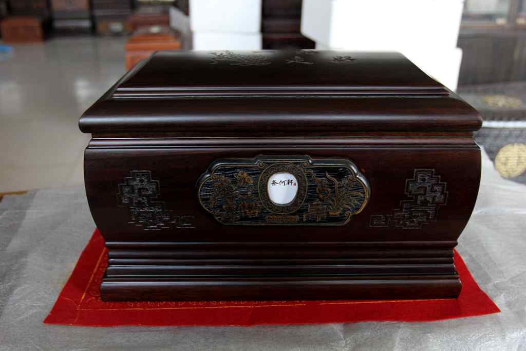 云南喪事殯葬骨灰盒 黑檀木骨灰盒 一路走好祭祀壽棺材廠家直接發(fā)貨 機雕骨灰盒