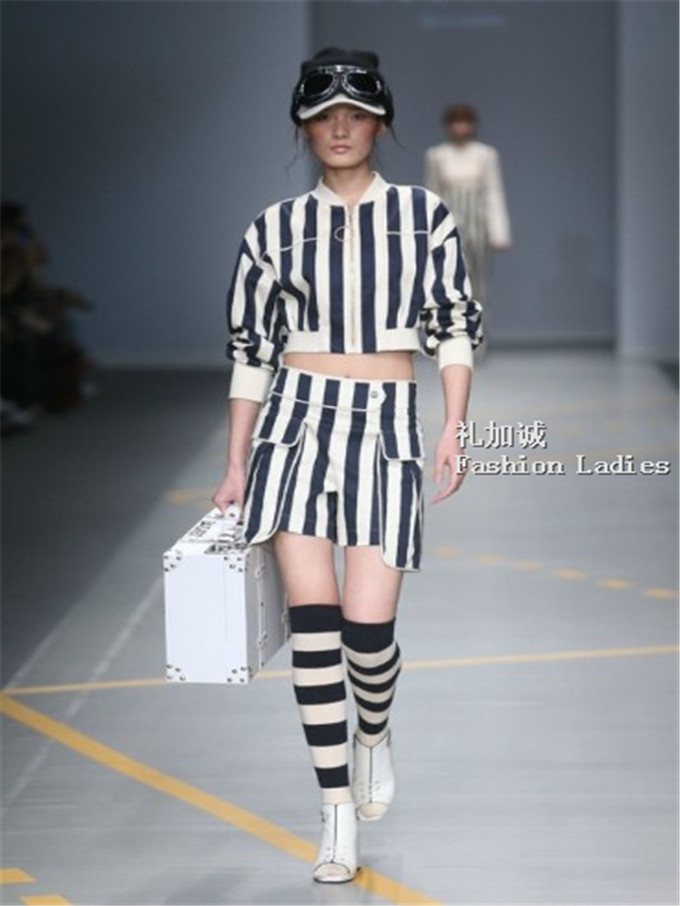十二籃女裝折扣品牌批發(fā)推薦廣州明浩品牌服裝尾貨