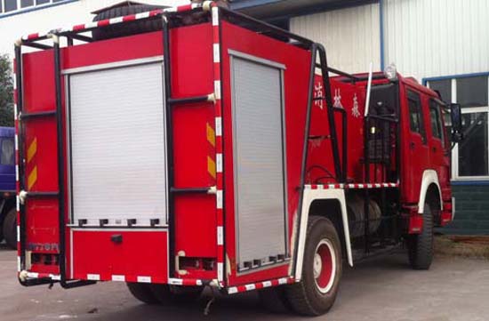 重汽豪沃森林消防車