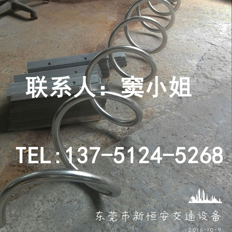 高腳螺旋式自行車停車架廠家供應(yīng)安裝6卡位304不銹鋼材質(zhì)