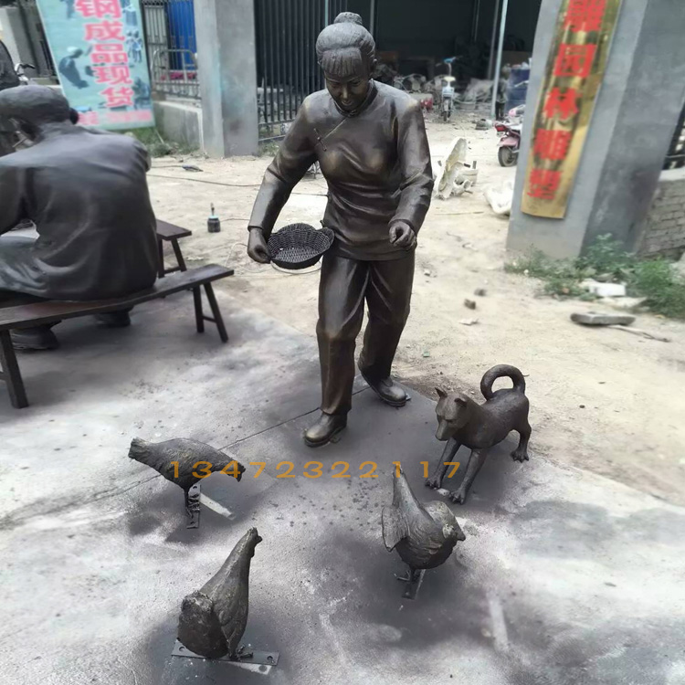 玻璃鋼喂雞場景雕塑 喂雞場景雕塑擺件 喂雞場景雕塑價(jià)格 玻璃鋼仿銅人物民俗雕塑