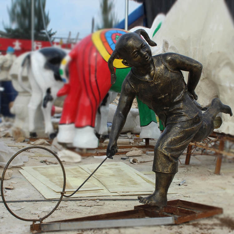 玻璃鋼仿銅小孩兒滾鐵環(huán)雕塑 玻璃鋼童趣小孩兒滾鐵環(huán)雕塑 小孩兒滾鐵環(huán)雕塑價格 小孩兒滾鐵環(huán)雕塑擺件