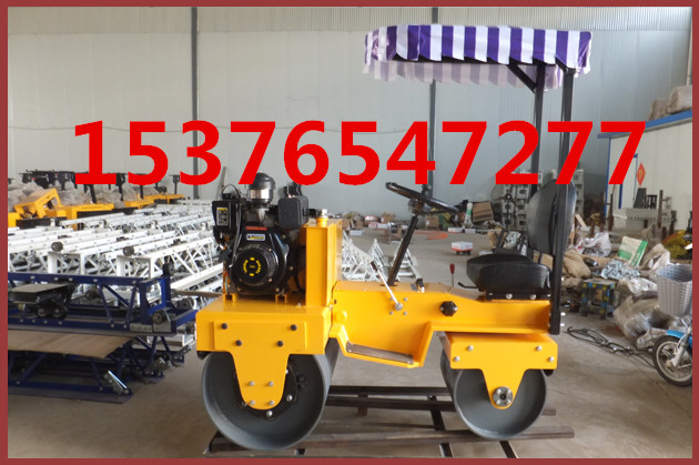 小型駕駛式振動(dòng)壓路機(jī)