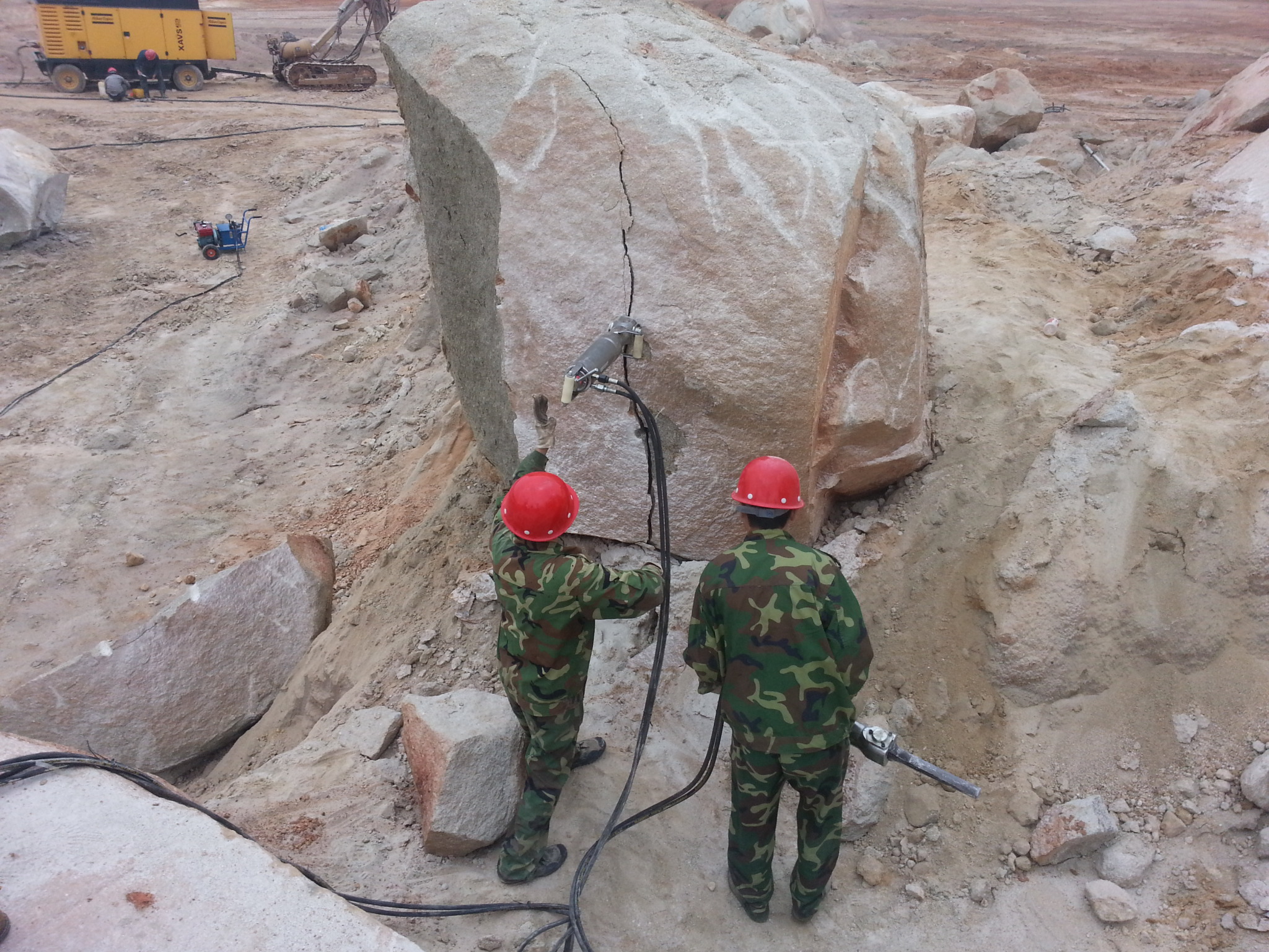 *一流巖石劈裂機(jī)制造商，柳州博奧機(jī)械