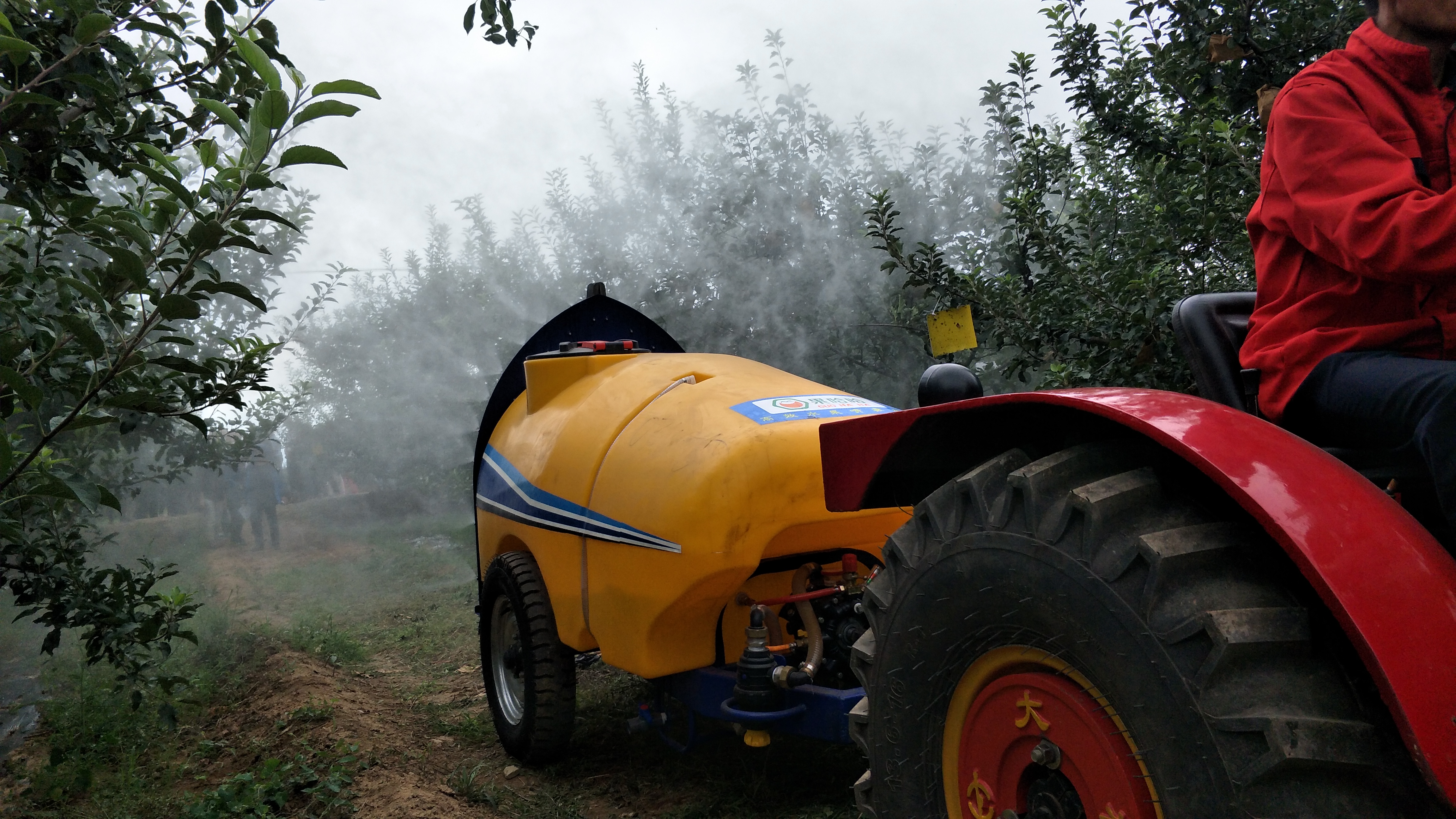 牽引式風(fēng)送果園噴霧機(jī)