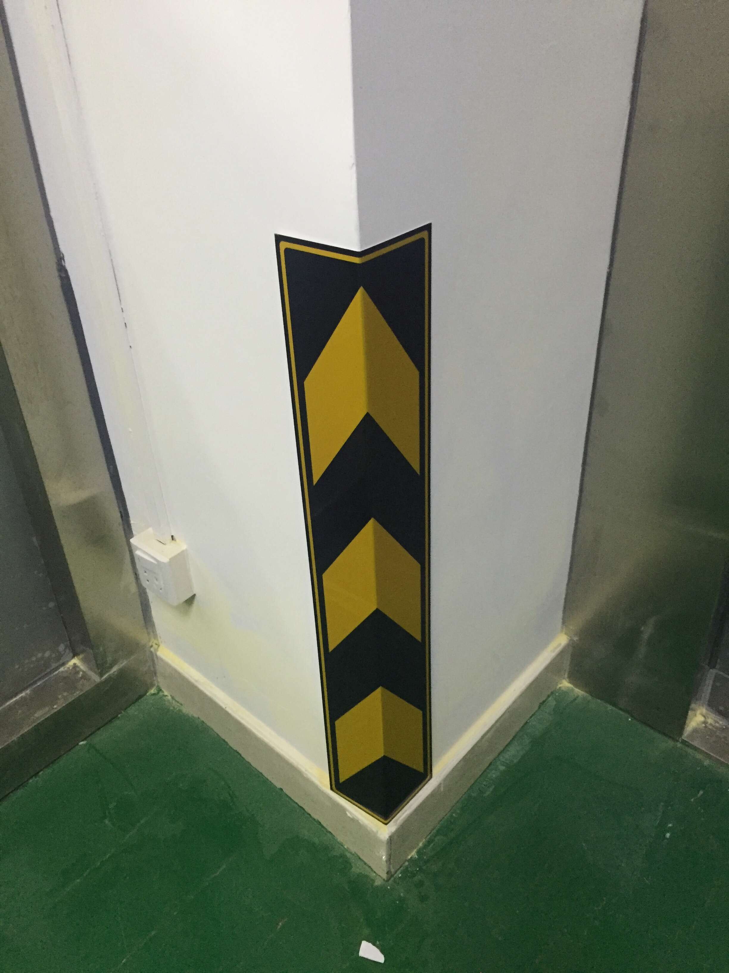 反光護角 鋁板警示反光護墻角 金屬護角停車場交通設(shè)施 鋁材護角