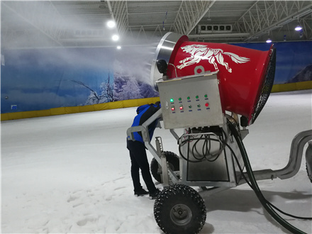 河北滑雪場使用國產(chǎn)小型造雪機造雪 諾泰克小型造雪機造雪量