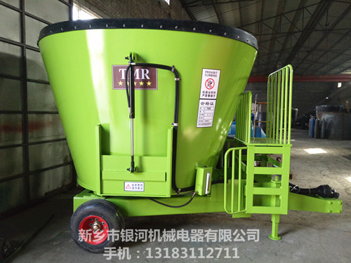 拖拉機(jī)牽引式TMR飼料攪拌機(jī)出口