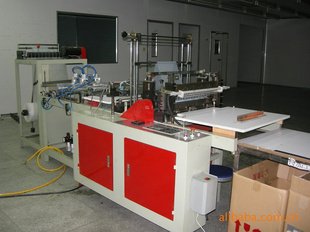 全自動(dòng)一次性背心圍裙機(jī) 一次性背心圍裙機(jī) 塑料圍裙自動(dòng)制袋機(jī) 一次性圍裙設(shè)備 pe圍裙機(jī)