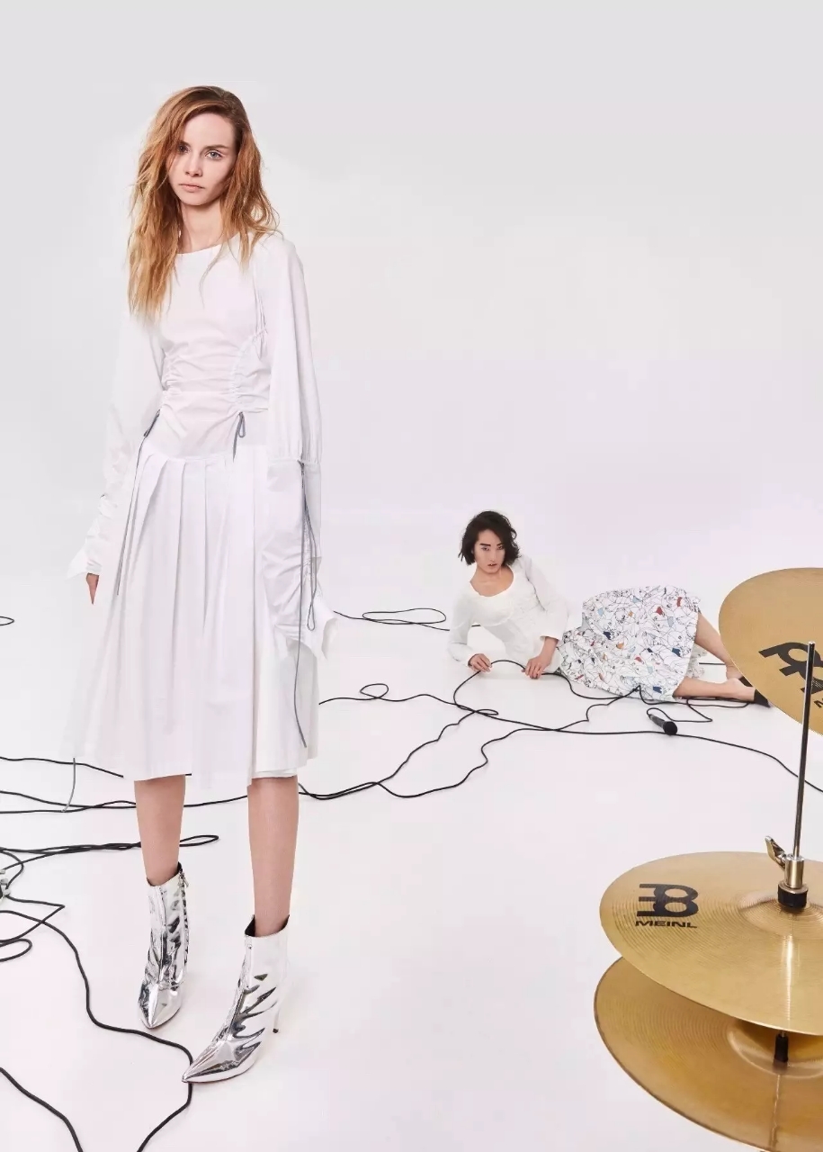 DEL女裝品牌折扣深圳原創(chuàng)時裝尾貨渠道份貨批發(fā)