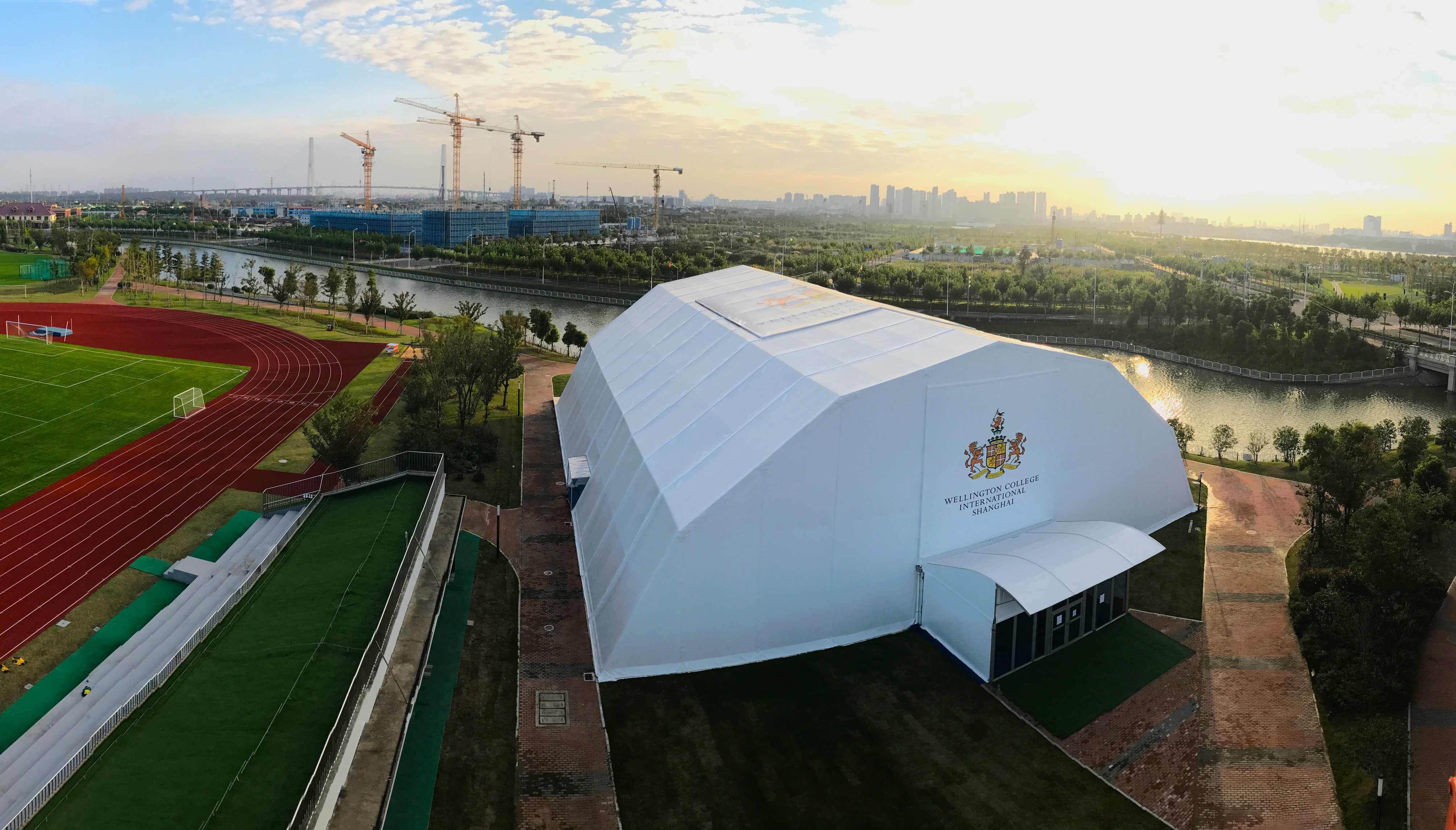 高校體育基礎(chǔ)設(shè)施瑞德爾裝配式 上?；蒽`頓國際學(xué)校多邊形網(wǎng)球館