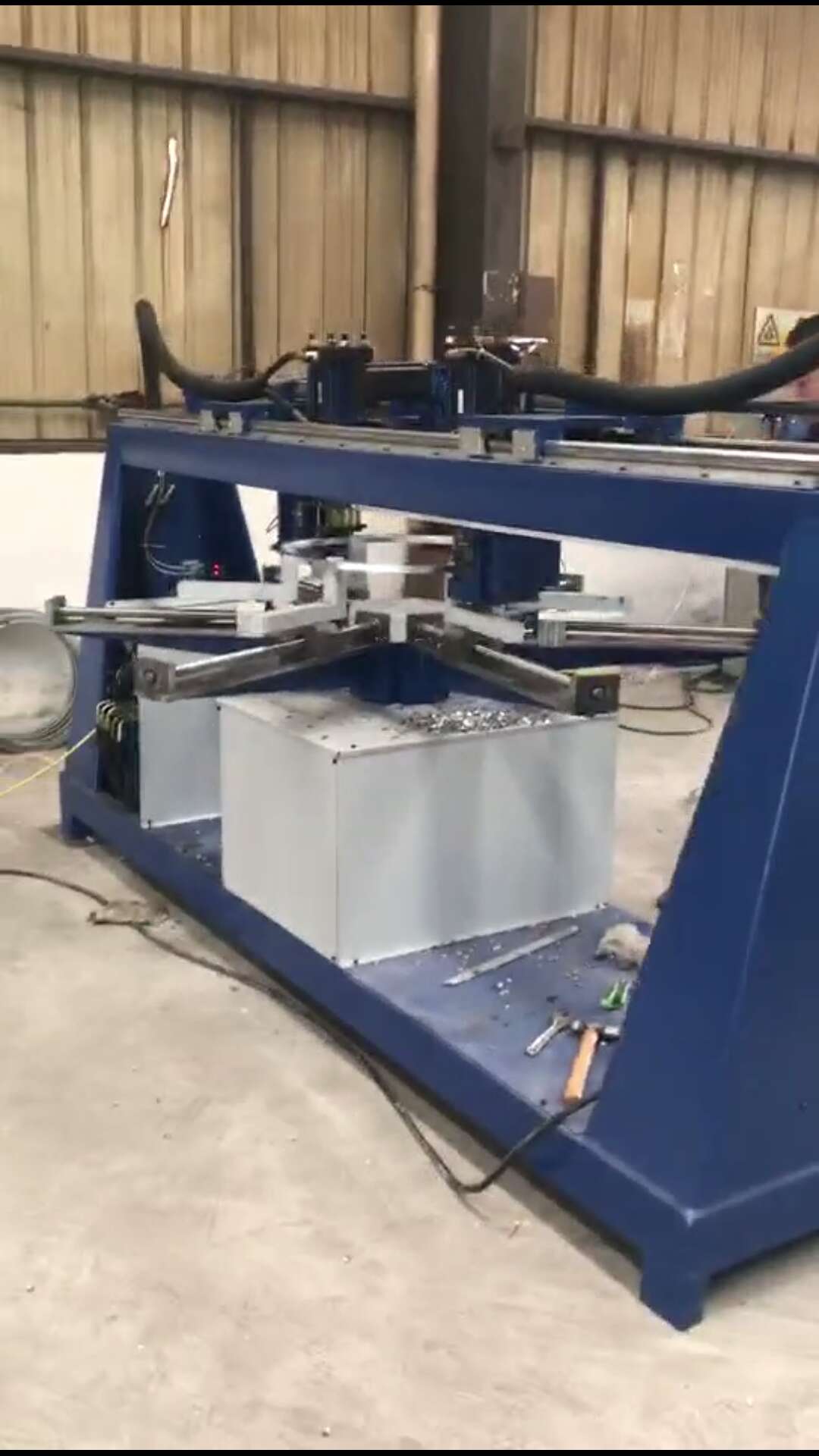 河北鑫飛揚(yáng)數(shù)控扁鐵帶鋼法蘭機(jī)卷圓切斷一次完成