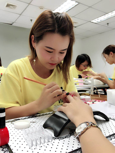 沐上化妝美甲學(xué)校美甲班學(xué)員畢業(yè)啦