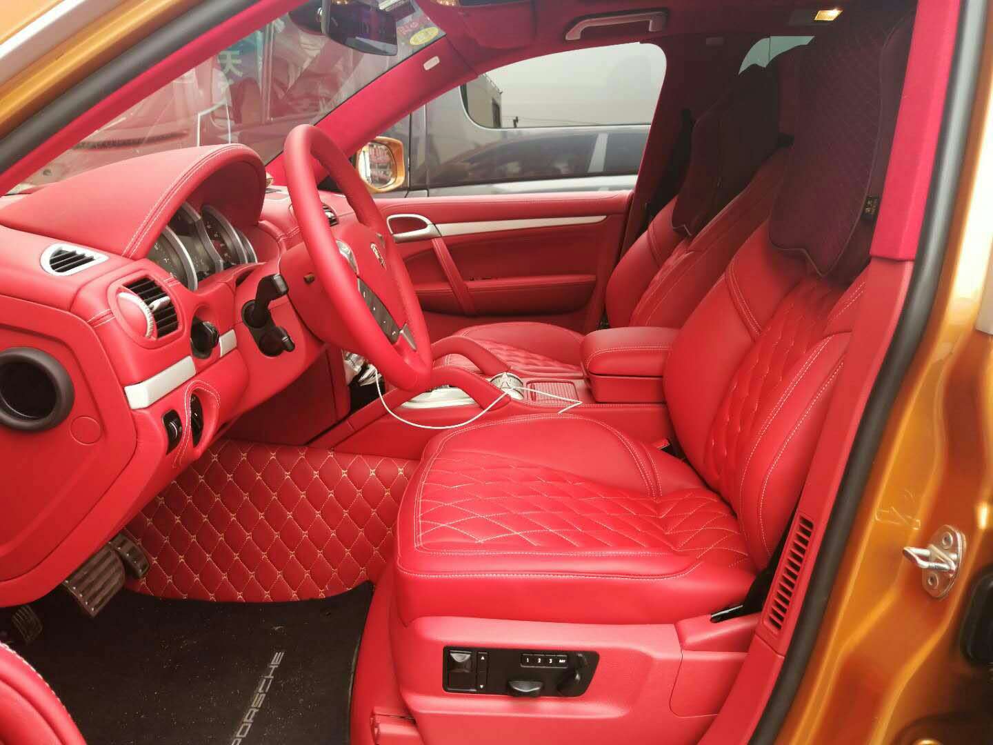 上海汽車內(nèi)飾改色換皮現(xiàn)場(chǎng)縫制安裝 汽車座椅翻新?lián)Q色汽車頂棚門板儀表臺(tái)翻新改裝