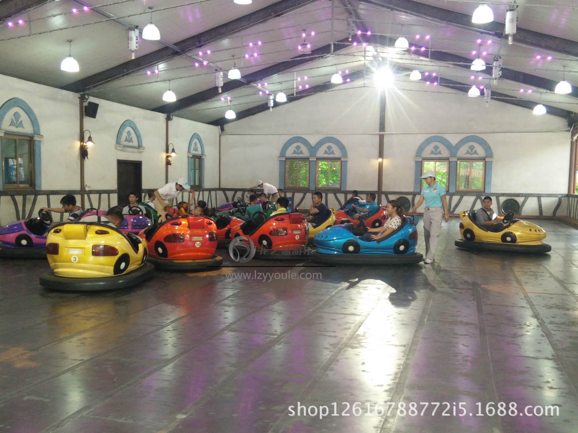 2018新款廠家直銷新型兒童碰碰車，地網(wǎng)碰碰車許昌龍之盈游樂新款爆款 新款設(shè)備新型兒童碰碰車廠家直銷