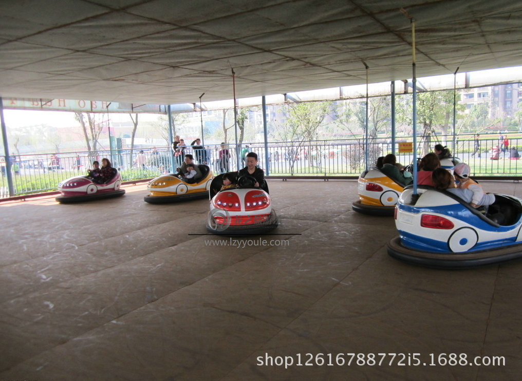 2018新款廠家直銷新型兒童碰碰車，地網(wǎng)碰碰車許昌龍之盈游樂新款爆款 新款設(shè)備新型兒童碰碰車廠家直銷