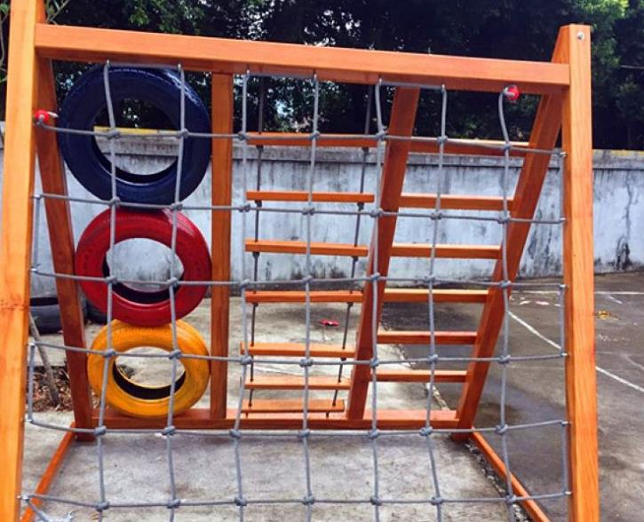 廠家進(jìn)口木制爬網(wǎng)幼兒園攀爬架兒童戶外木質(zhì)體能健身爬繩組合架