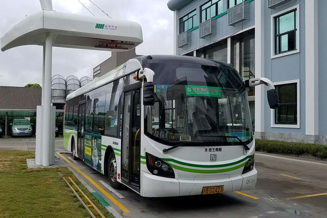 充電樁-智能下壓式授電弓充電站