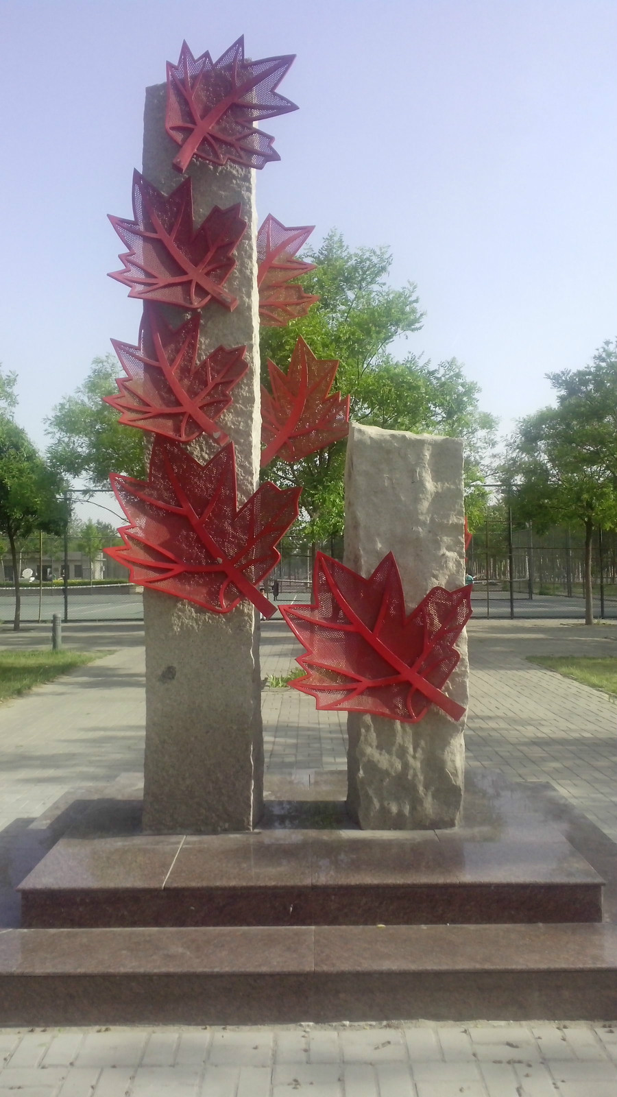 池州公園楓葉雕塑，安徽不銹鋼雕塑廠家制造，安徽主題公園楓葉雕塑報(bào)價(jià)