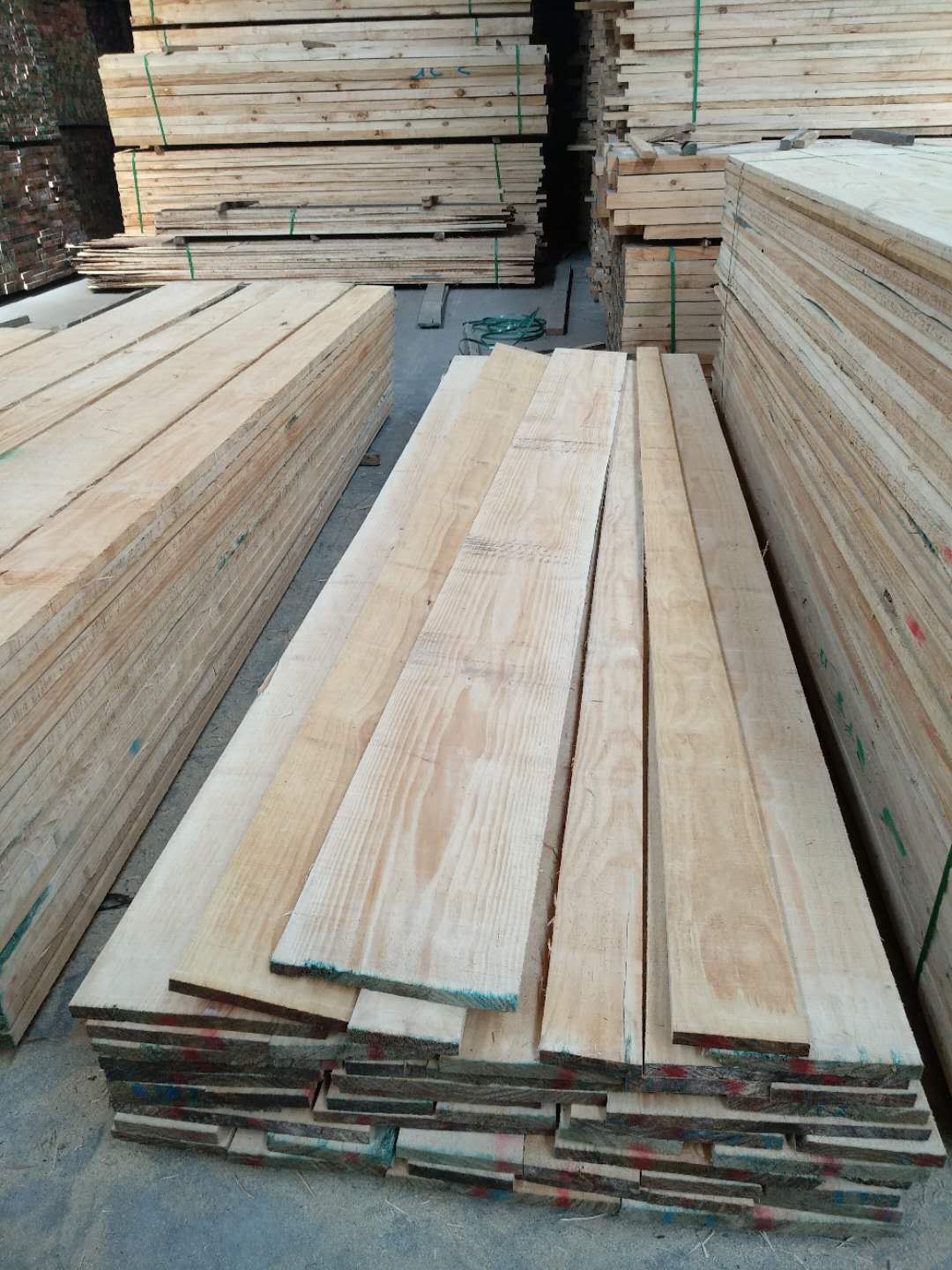 供應(yīng)新西蘭輻射松木板材 供應(yīng)新西蘭松木板 直銷新西蘭松木板 有節(jié)家具材 50厚4米無節(jié)松木板