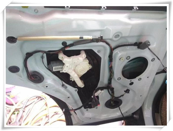 路虎攬勝打不開車門更換小電機(jī)解決大問(wèn)題