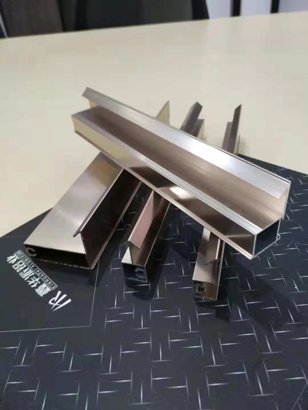 移門衣柜型材廠家直銷、移門衣柜型材報價、移門衣柜型材生產(chǎn)商