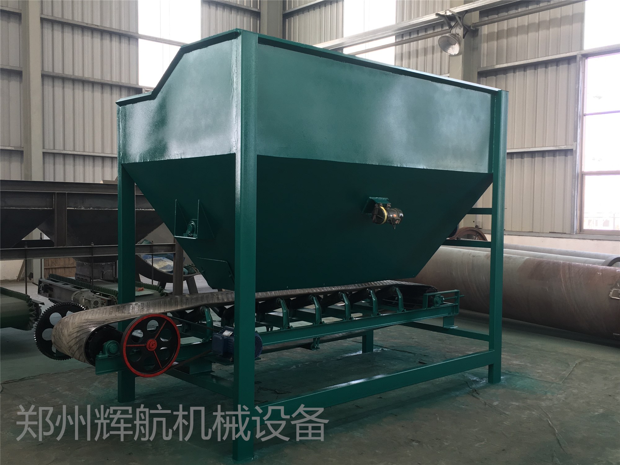新型有機肥設備鏟車料倉