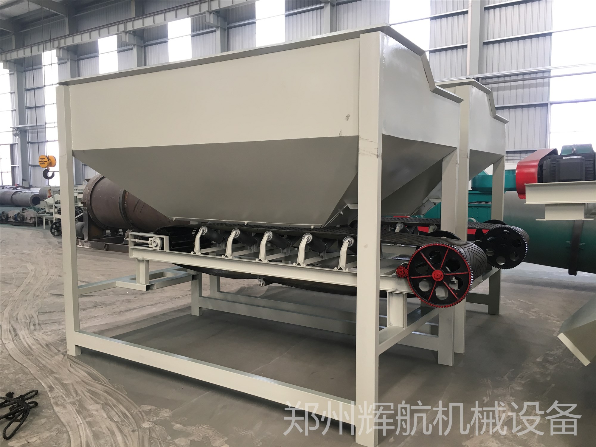 新型有機肥設備鏟車料倉