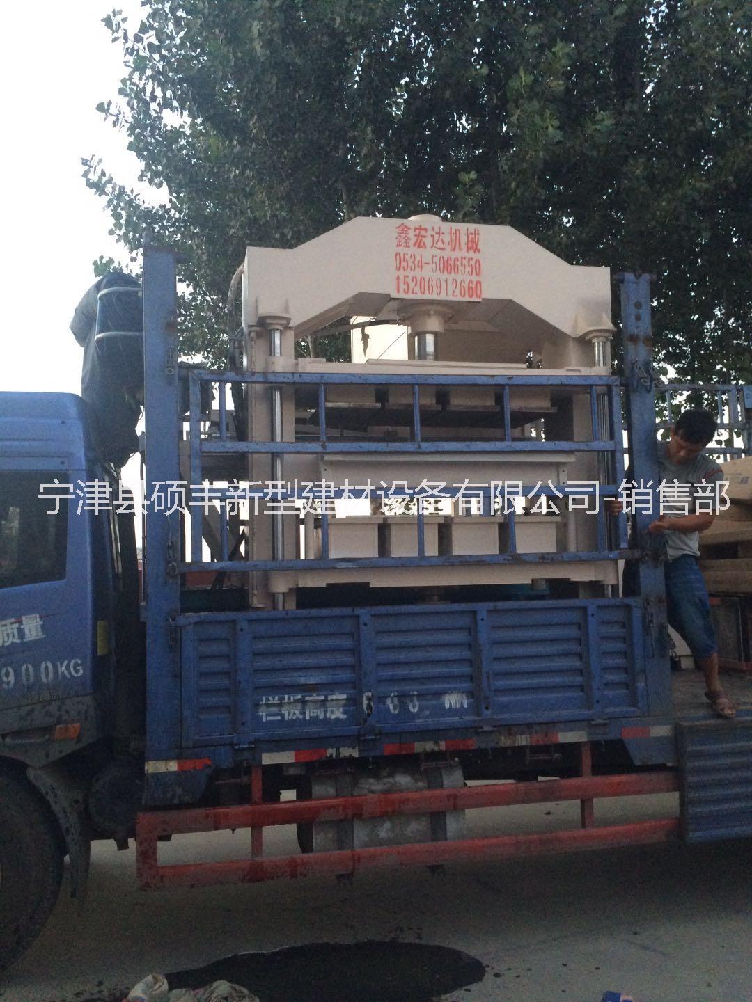 本廠成功研制出新款珍珠巖保溫板設(shè)備