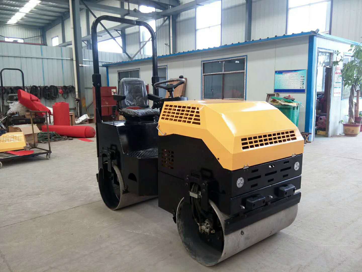 全液壓座駕式微型前輪震動(dòng)壓路機(jī)