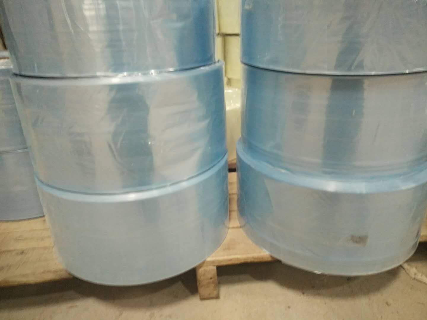 藍(lán)熱收縮膜  PVC熱收縮膜廠   pof環(huán)保收縮膜  熱收縮膜廠家 熱收縮膜定制 環(huán)保收縮膜 全新熱收縮膜 全新藍(lán)熱
