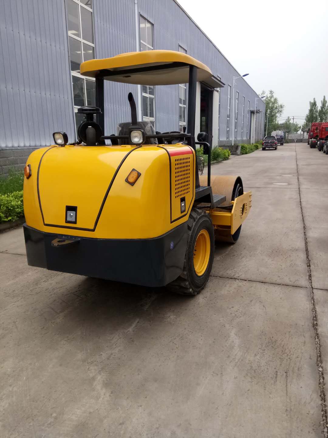 雙輪座駕式膠輪壓路機(jī)廠家直銷(xiāo)