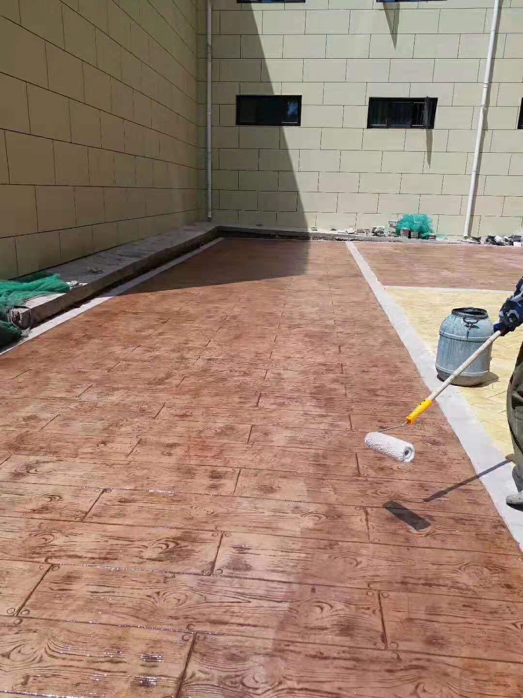 馬鞍山彩色壓花地坪廠家 壓花地坪施工注意事項