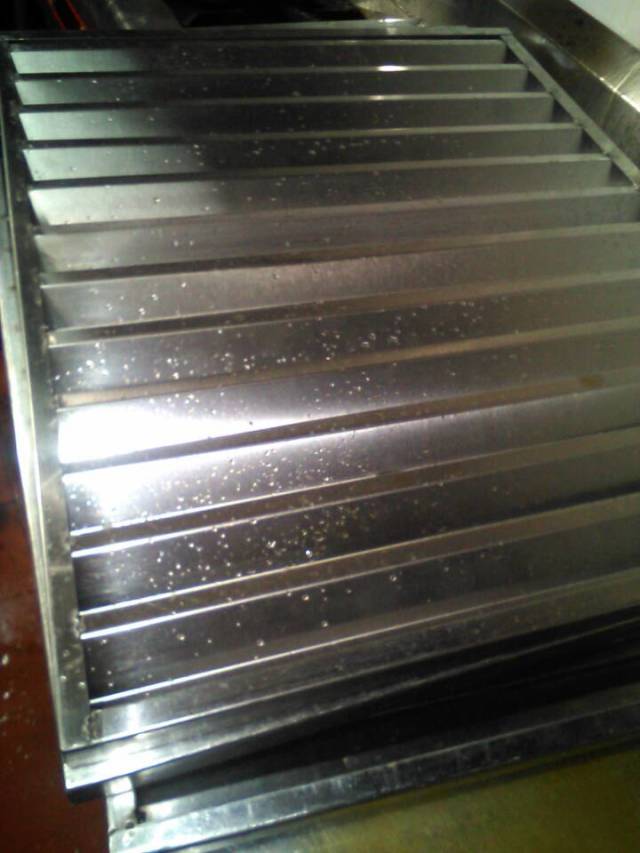 鄭州清洗油煙機(jī)管道、鄭州清洗油煙凈化器、清洗飯店油煙機(jī)管道