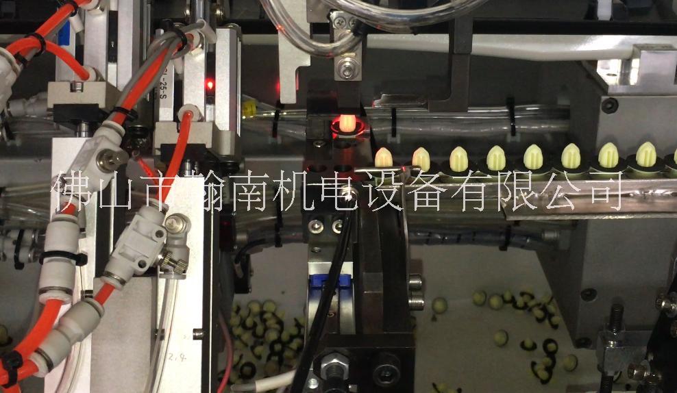 汽車(chē)塑料卡扣自動(dòng)安裝設(shè)備 卡扣機(jī) 塑料 卡扣 自動(dòng) 安裝 設(shè)備 汽車(chē)門(mén)內(nèi)飾板