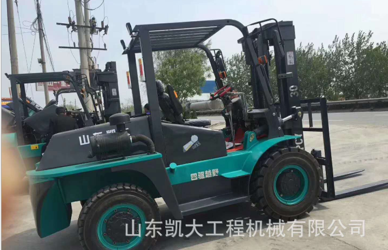 四驅(qū)越野叉車供應(yīng)商  山東四驅(qū)越野叉車報(bào)價(jià)   山東四驅(qū)越野叉車批發(fā)   山東四驅(qū)越野叉車生產(chǎn)廠家 山東 四驅(qū)越野叉車哪