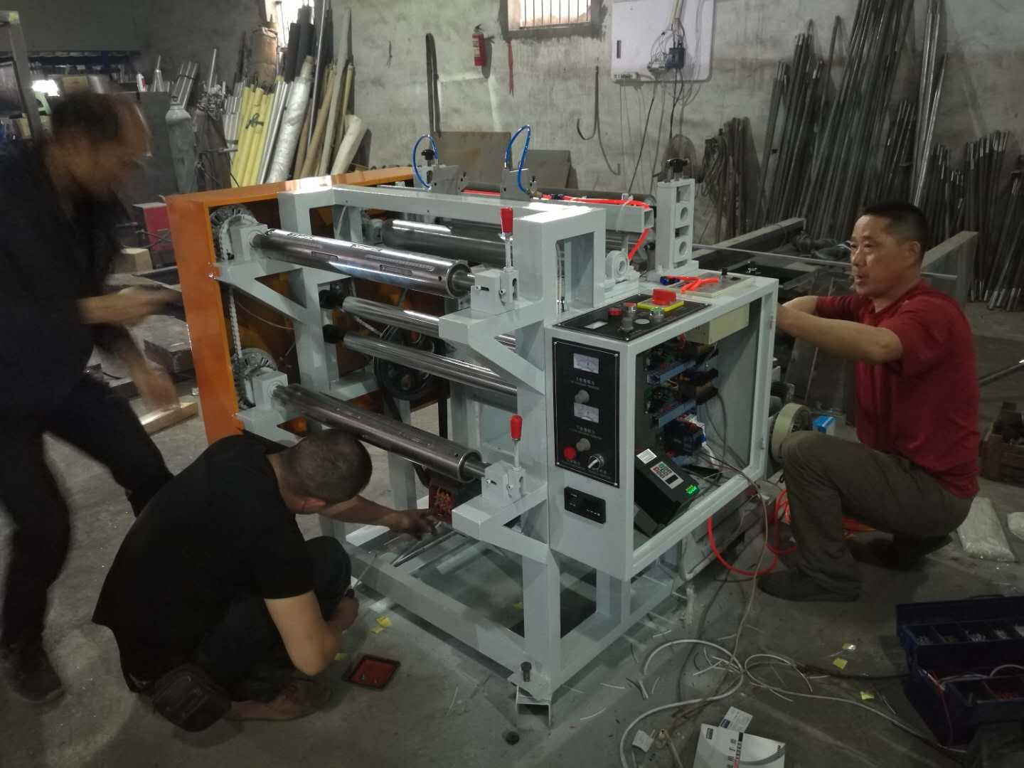 經(jīng)濟(jì)型電腦控制高速分切機(jī)   電腦控制高速分切機(jī)