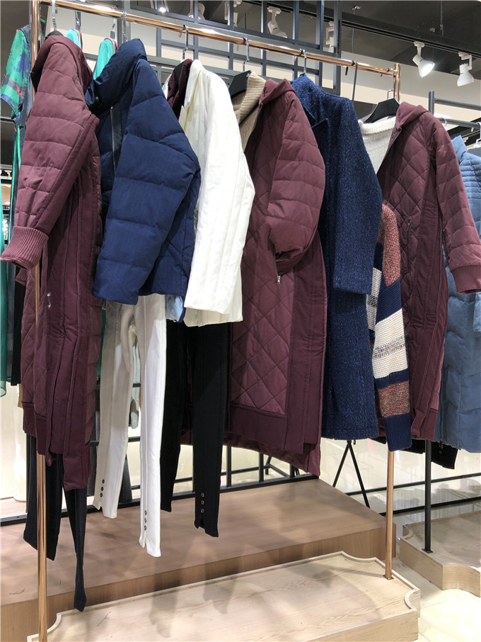 供應(yīng)Cocoyan品牌折扣尾貨女裝哪里有淘寶直播折扣貨源呀