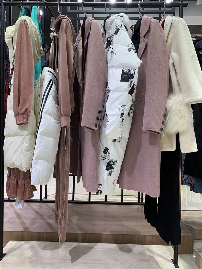 供應(yīng)紛漫品牌折扣店貨源廣州折扣女裝批發(fā)