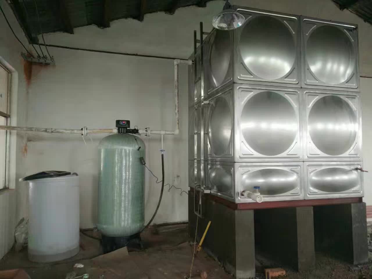駐馬店軟化水設(shè)備制造商直銷8噸硬水過(guò)濾軟化水設(shè)備 不結(jié)垢效果明顯