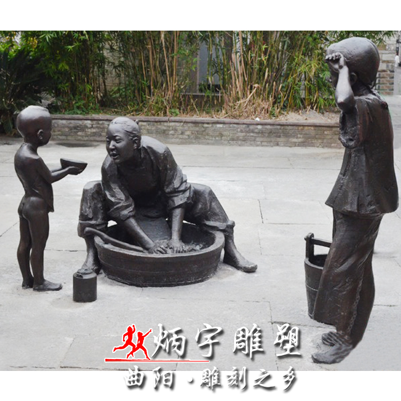 街頭賣(mài)貨郎雕塑鑄銅雕塑廠家 碼頭工人農(nóng)民工人雕塑 一家三口推車(chē)人物雕塑 民俗小品闖關(guān)東走西口雕塑 洗衣服人物雕塑