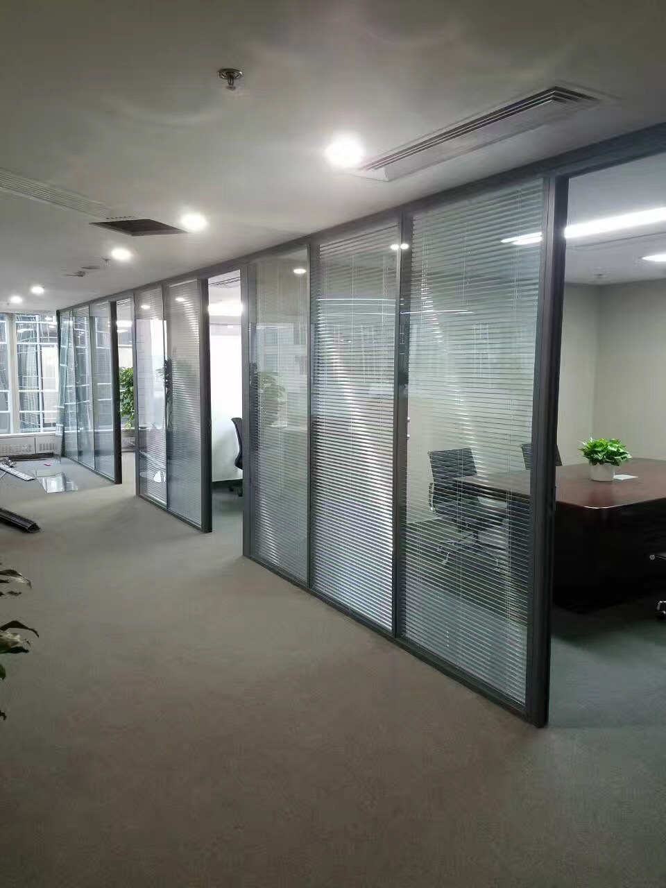 雙玻帶百葉隔斷實木門 供應(yīng)86款高隔斷 北京雙玻百葉隔斷廠家