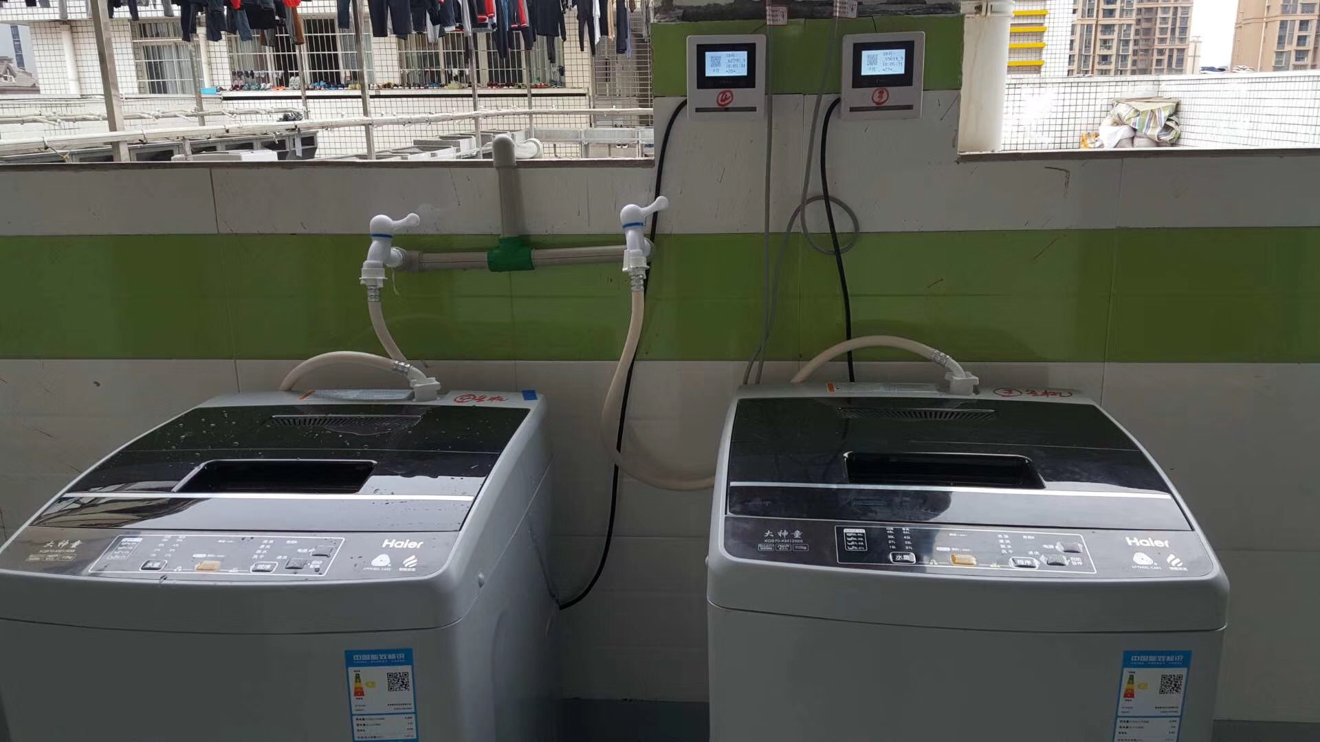 現(xiàn)在小區(qū)里的共享洗衣機(jī)均在投幣的方式上加上了微信掃碼的消費(fèi)方式