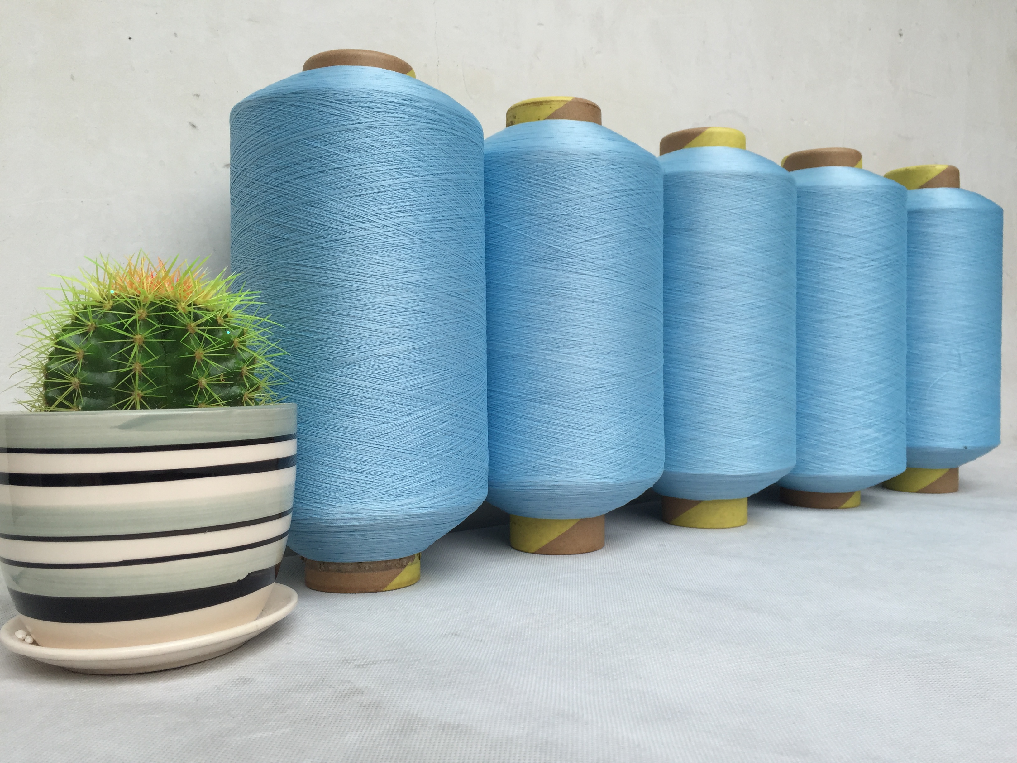 2019新款夜光紗 環(huán)保UV線光變繡花線 熒光繡花線 亮麗服飾刺繡線